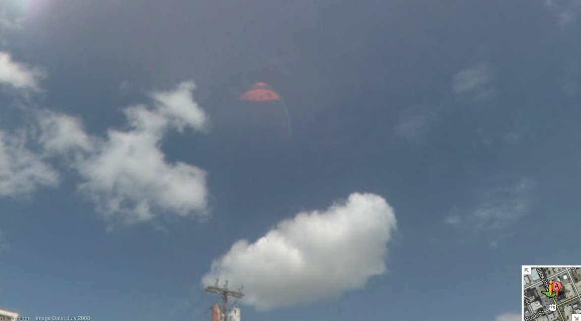 En kvinna upptäckte ett rosa UFO på Google Street View.
